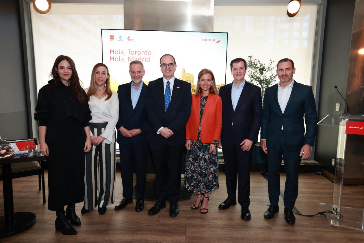 Equipo de Iberia en evento de relaciones públicas